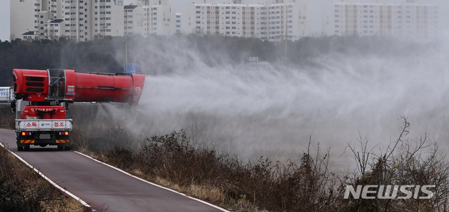 [이천=뉴시스] 김종택기자 = 야생조류에서 AI가 잇따라 고병원성으로 확진됨에따라 20일 오후 경기도 이천시 복하천 일대에서 방역차량이 조류인플루엔자(AI) 방역활동을 하고 있다. 농림축산식품부는 지난 11일 이천 복하천의 야생조류에서 채취한 H5N8형 조류인플루엔자가 고병원성으로 확진됐다고 밝혔다. 2020.11.20. jtk@newsis.com