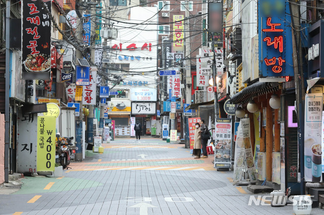 [서울=뉴시스]김병문 기자 = 연세대학교, 홍익대학교에 이어 서강대학교에서도 신종 코로나바이러스 감염증(코로나19) 확진자가 나온 가운데 20일 오후 서울 서대문구 신촌거리가 한산하다. 2020.11.20.&nbsp; dadazon@newsis.com