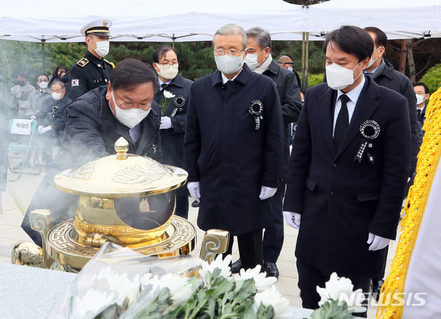 [서울=뉴시스] 국회사진기자단 = 김태년(왼쪽부터) 더불어민주당 원내대표, 김종인 국민의힘 비상대책위원장, 김종철 정의당 대표가 20일 서울 동작구 국립서울현충원 김영삼 대통령 묘역에서 열린 5주기 추모식에서 헌화 및 분향하고 있다. 2020.11.20 photo@newsis.com