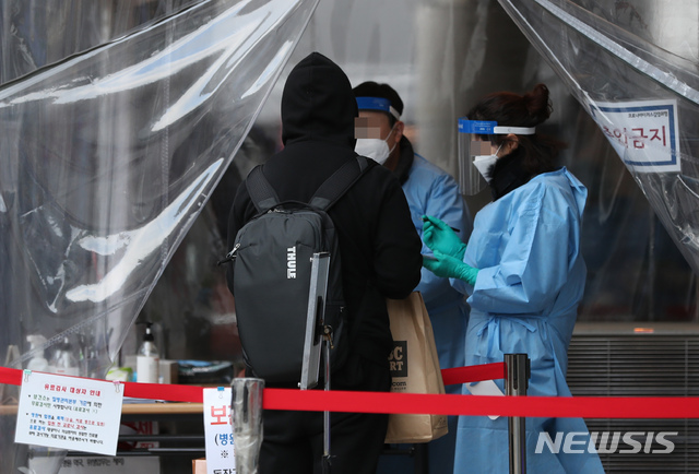 [서울=뉴시스] 고승민 기자 = 서울 동작구 노량진의 교사 임용시험 학원에서 30명 넘는 수강생과 직원 등이 코로나19 확진된 것으로 집계된 20일 서울 동작구보건소 선별진료소를 찾은 검사 희망자들이 검사를 받고 있다. 2020.11.20. kkssmm99@newsis.com