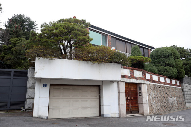 [서울=뉴시스]김병문 기자 = 서울 서대문구 연희동 자택 앞. 2020.11.20. dadazon@newsis.com
