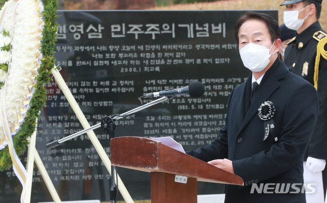 [서울=뉴시스] 국회사진기자단 = 김현철 김영삼민주센터 상임이사가 20일 오후 서울 동작구 국립서울현충원에서 열린 김영삼 대통령 서거 5주기 추모식에서 유족인사를 하고 있다. 2020.11.20 photo@newsis.com