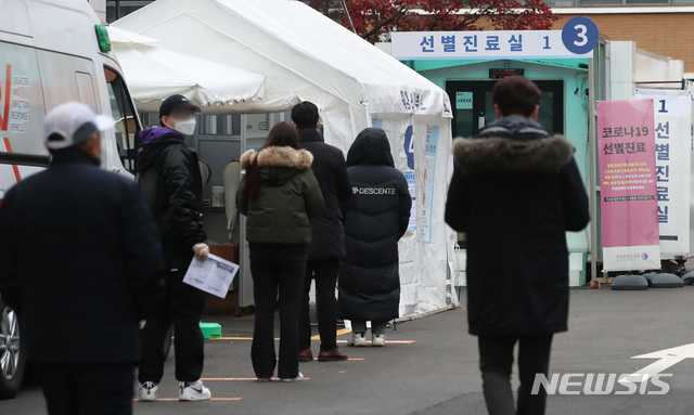 [서울=뉴시스] 조수정 기자 = 코로나19 신규확진자가 363명 늘어나며 사흘째 300명대를 넘긴 20일 오후 서울 중구 국립중앙의료원 선별진료소에서 출국예정자와 시민들이 코로나19 검사를 받기 위해 기다리고 있다. 2020.11.20. chocrystal@newsis.com