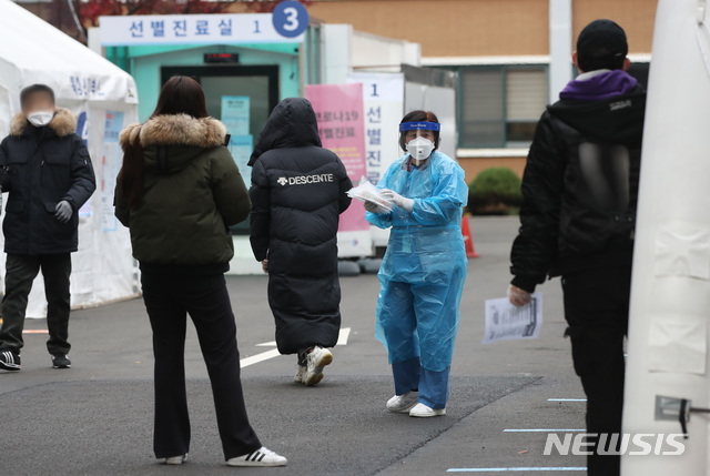 [서울=뉴시스] 조수정 기자 = 코로나19 신규확진자가 363명 늘어나며 사흘째 300명대를 넘긴 20일 오후 서울 중구 국립중앙의료원 선별진료소에서 출국예정자와 시민들이 코로나19 검사를 받기 위해 기다리고 있다. 2020.11.20.  chocrystal@newsis.com