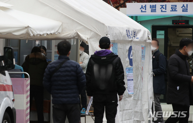 [서울=뉴시스] 조수정 기자 = 코로나19 신규확진자가 363명 늘어나며 사흘째 300명대를 넘긴 20일 오후 서울 중구 국립중앙의료원 선별진료소에서 출국예정자와 시민들이 코로나19 검사를 받기 위해 기다리고 있다. 2020.11.20.&nbsp; chocrystal@newsis.com