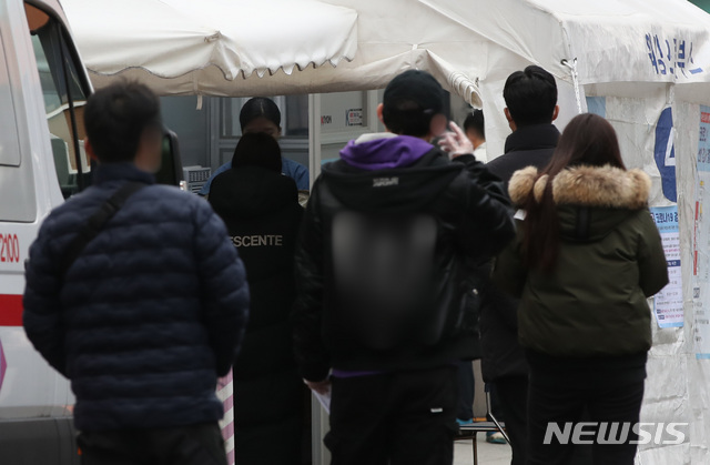[서울=뉴시스] 조수정 기자 = 코로나19 신규확진자가 363명 늘어나며 사흘째 300명대를 넘긴 20일 오후 서울 중구 국립중앙의료원 선별진료소에서 출국예정자와 시민들이 코로나19 검사를 받기 위해 기다리고 있다. 2020.11.20. chocrystal@newsis.com