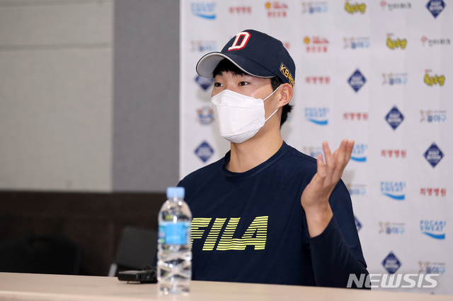 [서울=뉴시스] 이윤청 기자 = 두산 이승진 선수가 20일 오후 서울 구로구 고척스카이돔에서 열리는 2020 KBO 한국시리즈 3차전 NC 다이노스와 두산 베어스의 경기에 앞서 인터뷰하고 있다. 2020.11.20. radiohead@newsis.com