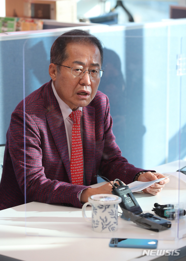 [대구=뉴시스] 이무열 기자 = 홍준표 무소속 의원(대구 수성구을)이 20일 오후 대구 수성구에 있는 자신의 지역구 사무실에서 긴급 기자간담회를 열고 “국가 4대 관문공항 건설로 지역 균형발전의 토대를 마련해야 한다”며 “이를 위해 대구·부산·광주(무안) 신공항 관련 특별법 동시 처리가 시급하다”는 입장을 밝히고 있다. 2020.11.20.lmy@newsis.com