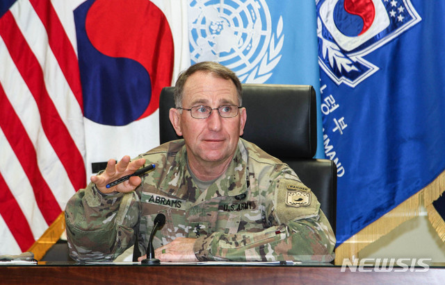 [서울=뉴시스]2020년 11월20일 로버트 에이브럼스 당시 주한미군사령관이 서울 용산구 한미연합사 회의실에서 열린 취임 2주년 기념 출입기자단 간담회에 참석해 발언하고 있다. (사진=한미연합사령부 제공) 2020.11.20. photo@newsis.com