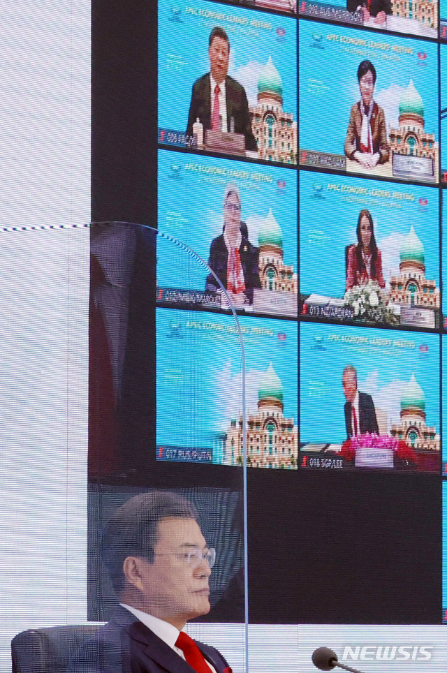 [서울=뉴시스]박영태 기자 = 문재인 대통령이 20일 오후 청와대에서 화상으로 열린 아시아태평양경제협력체(APEC) 정상회의에 참석해 있다. 모니터에 중국 시진핑 국가주석이 보이고 있다. 2020.11.20. since1999@newsis.com