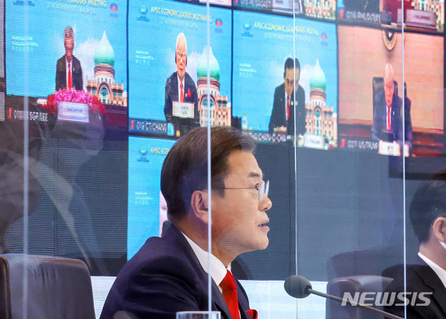 [서울=뉴시스]박영태 기자 = 문재인 대통령이 20일 청와대에서 화상으로 열린 아시아태평양경제협력체(APEC) 정상회의에 참석해 발언하고 있다. 2020.11.20.&nbsp; since1999@newsis.com
