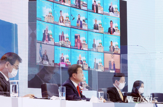 [서울=뉴시스]박영태 기자 = 문재인 대통령이 20일 청와대에서 화상으로 열린 아시아태평양경제협력체(APEC) 정상회의에 참석해 발언하고 있다. 2020.11.20.&nbsp; since1999@newsis.com