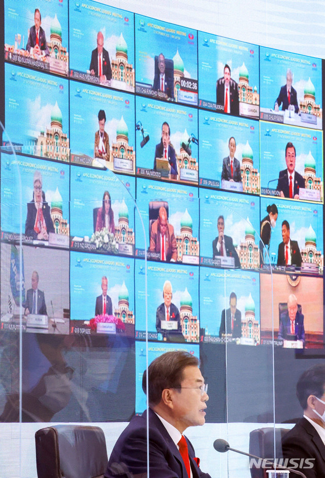 [서울=뉴시스]박영태 기자 = 문재인 대통령이 20일 청와대에서 화상으로 열린 아시아태평양경제협력체(APEC) 정상회의에 참석해 발언하고 있다. 2020.11.20.&nbsp; since1999@newsis.com