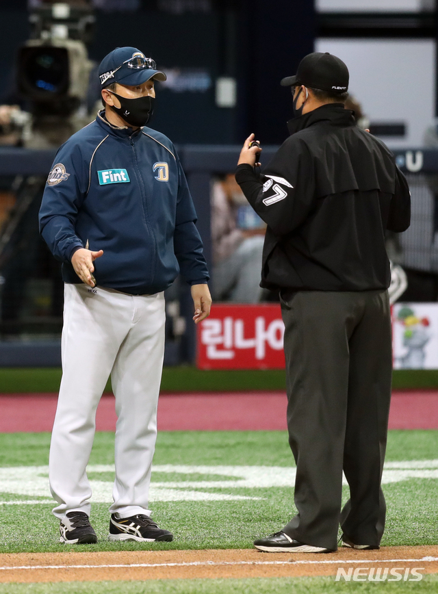 [서울=뉴시스] 이윤청 기자 = 20일 오후 서울 구로구 고척스카이돔에서 열린 2020 KBO 한국시리즈 3차전 NC 다이노스와 두산 베어스의 경기, 8회말 1사 3루, 두산 정수빈이 번트 시도 중 NC 원종현의 볼에 맞았다. 비디오 판독 결과 정수빈의 몸에 맞는 볼로 판정되자 NC 이동욱 감독이 심판들에게 항의하고 있다. 2020.11.20. radiohead@newsis.com