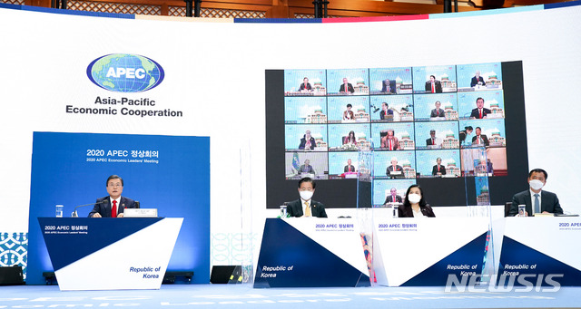 [서울=뉴시스]박영태 기자 = 문재인 대통령이 20일 청와대에서 화상으로 열린 아시아태평양경제협력체(APEC) 정상회의에 참석해 발언하고 있다. 2020.11.20. since1999@newsis.com