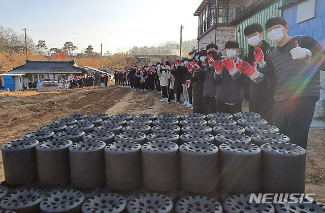 [충주=뉴시스] 인진연 기자 = 충북 충주중산고등학교 학생들이 21일 충주 지역의 독거노인과 경제적으로 어려움을 겪는 세 가구를 방문해 각 900장씩 모두 2700장의 연탄을 직접 전달하고 있다. (사진=충주중산고 제공) 2020.11.21photo@newsis.com 