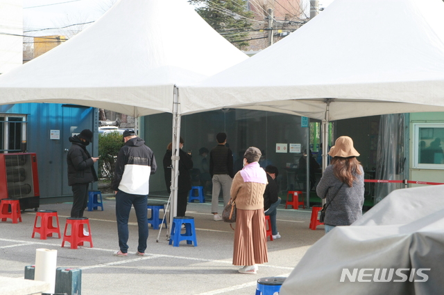 [춘천=뉴시스]장경일 기자 = 강원 춘천시에서 7명의 코로나19 확진자가 발생한 21일 오후 춘천시보건소 선별진료소에서 검체채취를 하기 위해 시민들이 줄을 서서 기다리고 있다. 2020.11.21. jgi1988@newsis.com 