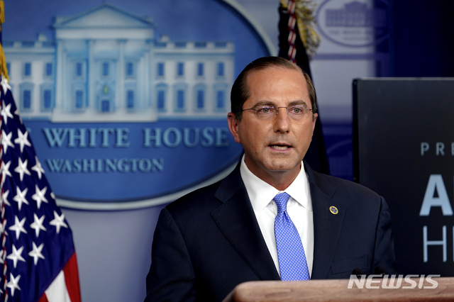 [워싱턴=AP/뉴시스] 앨릭스 에이자(사진) 미국 보건복지부 장관은 지난해 12월4일(현지시간) 화상으로 진행된 유엔 연설에서 세계보건기구(WHO)와 중국이 신종 코로나바이러스 감염증(코로나19)의 기원 조사 내용을 시기적절하게 공유하지 않았다며 비난했다. 2021.01.16