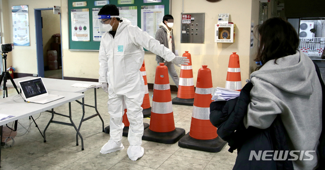 [순천=뉴시스] 류형근 기자 = 2021학년도 전남도 공·사립 중등학교 교사임용후보자 선정경쟁 1차 필기시험이 21일 오전 전남 순천시 순천남산중학교 시험장에서 펼쳐지기 앞서 응시생들이 발열 확인을 한 뒤 입실하고 있다. (사진=전남도교육청 제공). 2020.11.21.&nbsp; photo@newsis.com