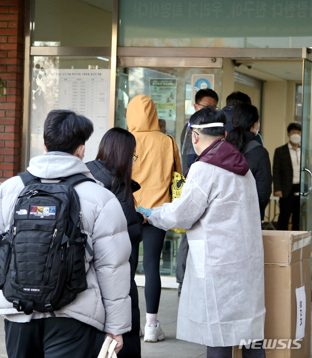 [순천=뉴시스] 류형근 기자 = 2021학년도 전남도 공·사립 중등학교 교사임용후보자 선정경쟁 1차 필기시험이 21일 오전 전남 순천시 순천남산중학교 시험장에서 펼쳐지기 앞서 응시생들이 입실하고 있다. (사진=전남도교육청 제공). 2020.11.21.&nbsp; photo@newsis.com