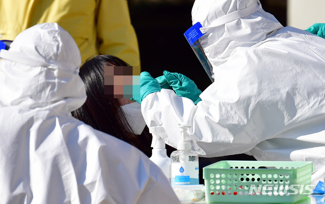 [나주=뉴시스] 류형근 기자 = 21일 오전 전남 나주시 한 고등학교 운동장에서 방역당국이 학생과 교직원을 대상으로 신종 코로나바이러스 감염증(코로나19) 전수검사를 하고 있다. 2020.11.21.&nbsp; hgryu77@newsis.com