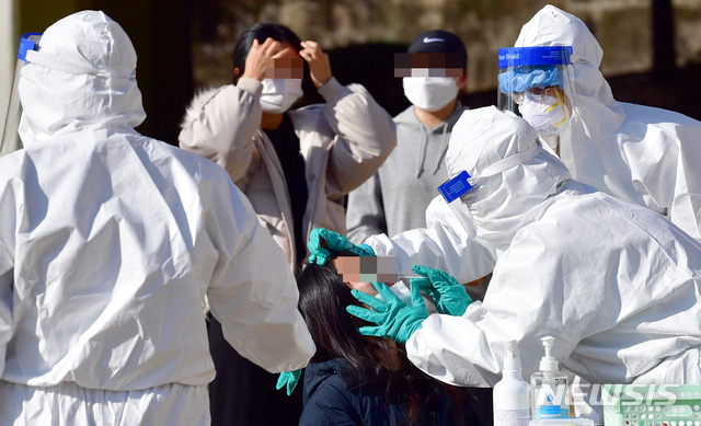 [나주=뉴시스] 류형근 기자 = 21일 오전 전남 나주시 한 고등학교 운동장에서 방역당국이 학생과 교직원을 대상으로 신종 코로나바이러스 감염증(코로나19) 전수검사를 하고 있다. 2020.11.21.&nbsp; hgryu77@newsis.com