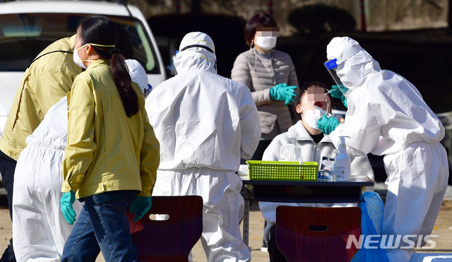 [나주=뉴시스] 류형근 기자 = 21일 오전 전남 나주시 한 고등학교 운동장에서 방역당국이 학생과 교직원을 대상으로 신종 코로나바이러스 감염증(코로나19) 전수검사를 하고 있다. 2020.11.21. hgryu77@newsis.com