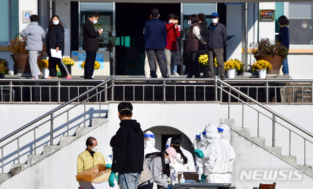 [나주=뉴시스] 류형근 기자 = 21일 오전 전남 나주시 한 고등학교 운동장에서 방역당국이 학생과 교직원을 대상으로 신종 코로나바이러스 감염증(코로나19) 전수검사를 하고 있다. 2020.11.21.&nbsp;&nbsp;&nbsp; hgryu77@newsis.com