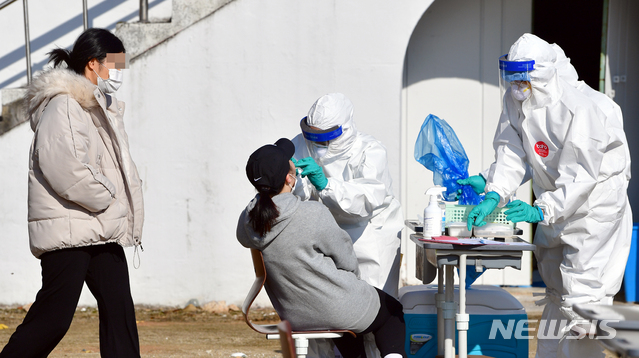 [나주=뉴시스] 류형근 기자 = 21일 오전 전남 나주시 한 고등학교 운동장에서 방역당국이 학생과 교직원을 대상으로 신종 코로나바이러스 감염증(코로나19) 전수검사를 하고 있다. 2020.11.21.&nbsp; hgryu77@newsis.com