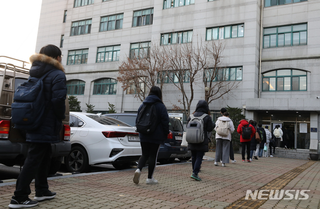 [서울=뉴시스]김명원 기자 = 2021학년도 서울시 공립(국립, 사립) 중등교사, 보건사서영양전문상담특수(중등)교사 임용후보자 선정경쟁 제1차시험이 치러지는 21일 오전 서울 용산구 용산고등학교에서 임용시험 참석 수험생들이 사회적 거리두기 등 방역수칙 을 준수하며 입실하고 있다. 2020.11.21. kmx1105@newsis.com