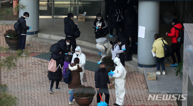 [전주=뉴시스] 김얼 기자 = 임용고사 학원발 신종 코로나바이러스 감염증(코로나19)의 확산이 이어지는 21일 전북 전주시의 한 임용고사장에서 수험생들이 시험을 치르기 위해 장내로 들어서고 있다. 2020.11.21. pmkeul@newsis.com 이 사진은 기사 내용과 직접적 관련 없음