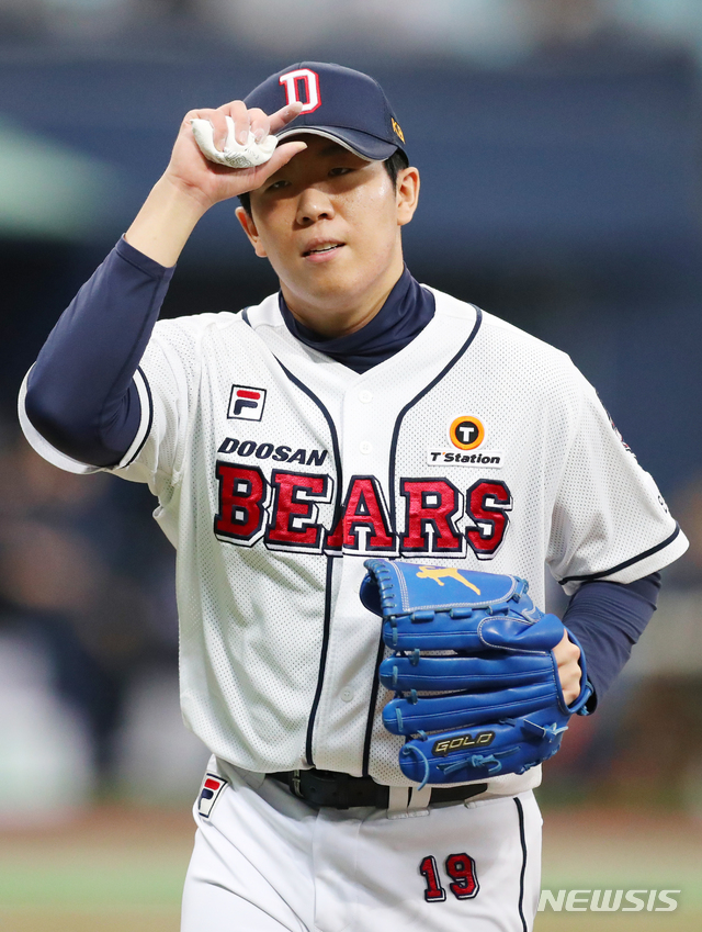 [서울=뉴시스]배훈식 기자 = 21일 오후 서울 구로구 고척스카이돔에서 열린 2020 KBO 한국시리즈 4차전 두산 베어스와 NC 다이노스의 경기, 2회까지 삼자범퇴로 NC 타선을 요리한 두산 선발 김민규가 공수교대를 하고 있다. 2020.11.21. dahora83@newsis.com