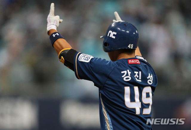 [서울=뉴시스]배훈식 기자 = 21일 오후 서울 구로구 고척스카이돔에서 열린 2020 KBO 한국시리즈 4차전 두산 베어스와 NC 다이노스의 경기, 6회초 2사 2루 상황에서 NC 강진성이 1타점 적시타를 터뜨린 뒤 세레모니를 하고 있다. 2020.11.21. dahora83@newsis.com