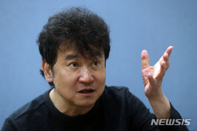 [서울=뉴시스]홍효식 기자 = 김진명 작가가 지난 18일 서울 마포구 이타북스에서 뉴시스와 인터뷰를 하고 있다. 2020.11.22. yesphoto@newsis.com