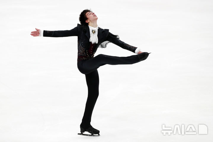 [모스크바=AP/뉴시스] 페트르 구멘니크(러시아)가 21일(현지 시간) 러시아 모스크바에서 열린 국제빙상경기연맹(ISU) 피겨스케이팅 그랑프리 남자 싱글 프리스케이팅 연기를 펼치고 있다. 2020.11.22.