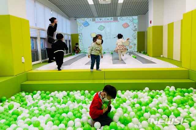 [진주=뉴시스] LH, 진주 평거동 실내놀이터 개장.