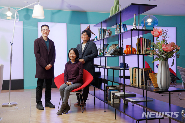 [울산=뉴시스] 구미현 기자 = UNIST 도시환경공학과 강사라 교수팀이 기후 모델 시뮬레이션에서 남극과 북극의 일사량을 감소시켰을 때(냉각효과) 적도 인근 태평양에서 부는 바람인 ‘열대 태평양 무역풍’이 더 세진다는 사실을 밝혔다. 사진은 강사라 교수 연구팀. 2020.11.22. (사진=UNIST 제공)photo@newsis.com