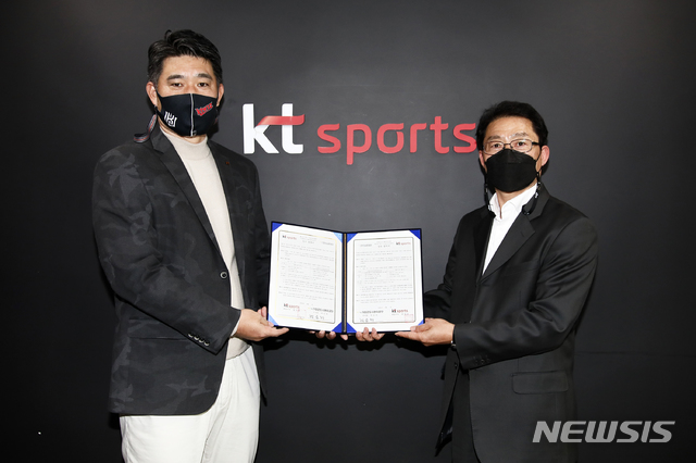 [서울=뉴시스] 이숭용 KT 위즈 단장(사진 왼쪽)과 부산 기장군 도시관리공단 이상현 마케팅팀장이 업무 협약 체결 후 기념촬영을 하고 있다. (사진 = KT 위즈 제공)