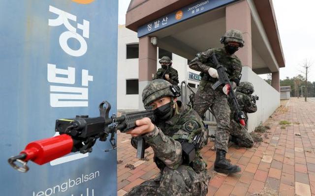 [서울=뉴시스] 지난 17일 육군9사단 도시지역작전훈련장에서 열린 ‘신형 소대급 마일즈 장비’를 활용한 쌍방 교전 훈련에서 신형 장비를 착용한 육군 블루팀이 공군·해병대 레드팀과 교전을 벌이고 있다. 2020.11.22. (사진=국방일보 제공)
