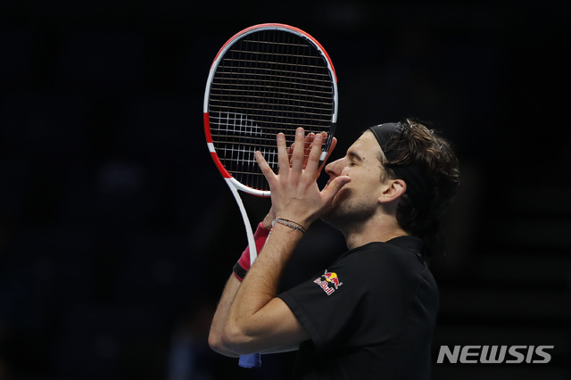 [런던=AP/뉴시스] 도미니크 팀(오스트리아)이 21일(현지시간) 영국 런던에서 열린 남자프로테니스(ATP) 파이널스 단식 준결승전에서 노박 조코비치(세르비아)를 33·세르비아·1위)를 꺾은 뒤 기뻐하고 있다. 2020.11.21