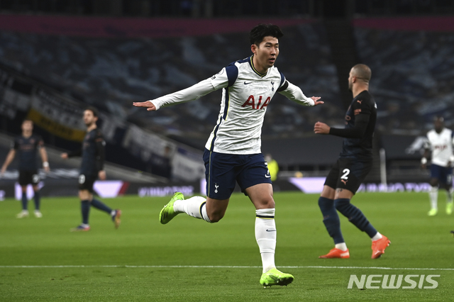 [런던=AP/뉴시스]손흥민이 21일(현지시간) 영국 런던의 토트넘 홋스퍼 스타디움에서 열린 2020~21 잉글랜드 프리미어리그(EPL) 9라운드 맨체스터 시티와의 경기에 선발 출전해 경기 시작 5분 만에 선제골을 넣고 기뻐하고 있다. 토트넘은 손흥민의 선제골과 지오바니 로 셀소의 추가 골로 2-0 승리를 거두며 선두에 올랐다. 2020.11.22.