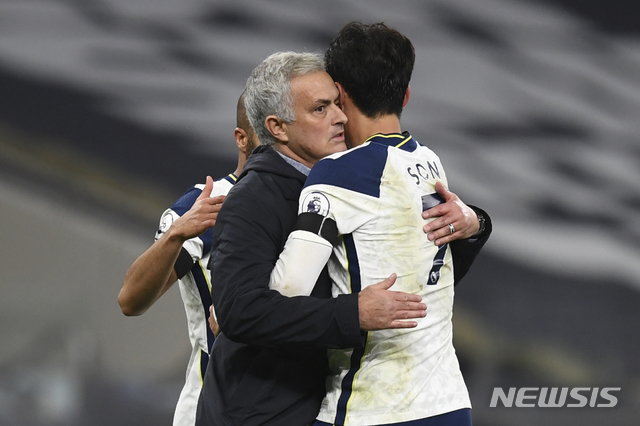 [런던=AP/뉴시스] 토트넘 홋스퍼의 조세 무리뉴 감독과 손흥민. 2020.11.21. 