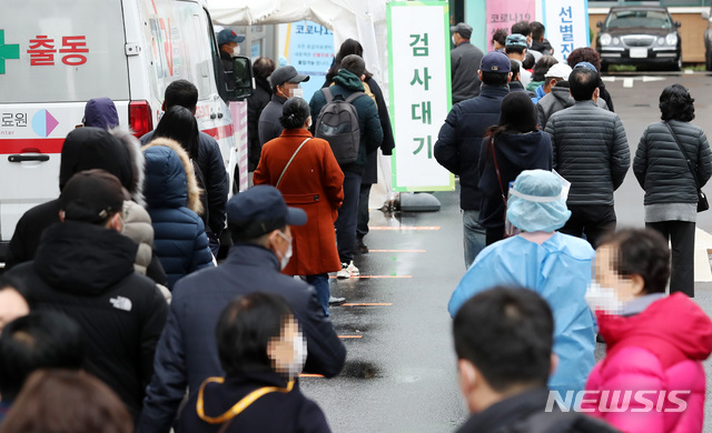 [서울=뉴시스] 이영환 기자 = 22일 오전 서울 중구 국립중앙의료원 코로나19 선별진료소에서 시민들이 줄지어 검사를 기다리고 있다. 2020.11.22.   20hwan@newsis.com