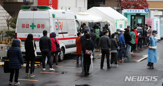 [서울=뉴시스] 이영환 기자 = 22일 오전 서울 중구 국립중앙의료원 코로나19 선별진료소에서 시민들이 줄지어 검사를 기다리고 있다. 2020.11.22. 20hwan@newsis.com