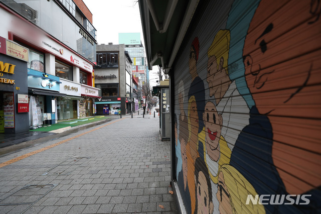 [서울=뉴시스] 박미소 기자 = 사회적 거리두기 1.5단계 시행 첫 주말인 22일 오전 서울 서대문구 연세로가 한산하다. 2020.11.22.&nbsp; misocamera@newsis.com