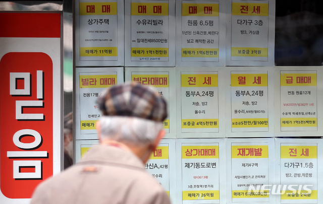 [서울=뉴시스] 이영환 기자 = 아파트 전세 가격이 오르는 데다 전세 물건은 거의 없어 전세난민이 속출하고 있는 22일 오후 서울 동대문구의 한 공인중개업소에 매물 정보가 표시되어 있다. 2020.11.22. 20hwan@newsis.com