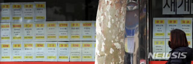 [서울=뉴시스] 이영환 기자 = 22일 오후 서울 동대문구의 한 공인중개업소에 매물 정보가 표시되어 있다. 2020.11.22. 20hwan@newsis.com
