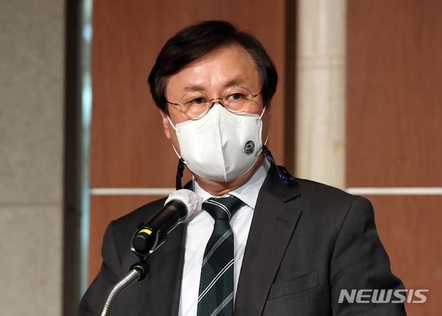 [서울=뉴시스] 최동준 기자 = 도종환 민주주의4.0연구원 이사장이 22일 오후 서울 용산구 백범김구기념관에서 열린 민주주의4.0연구원 창립총회 및 제1차 심포지엄에서 인사말을 하고 있다. (공동취재사진) 2020.11.22. photo@newsis.com