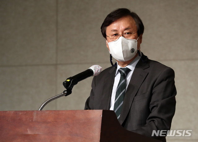 [서울=뉴시스] 최동준 기자 = 도종환 민주주의4.0연구원 이사장이 22일 오후 서울 용산구 백범김구기념관에서 열린 민주주의4.0연구원 창립총회 및 제1차 심포지엄에서 인사말을 하고 있다. (공동취재사진) 2020.11.22.&nbsp; photo@newsis.com