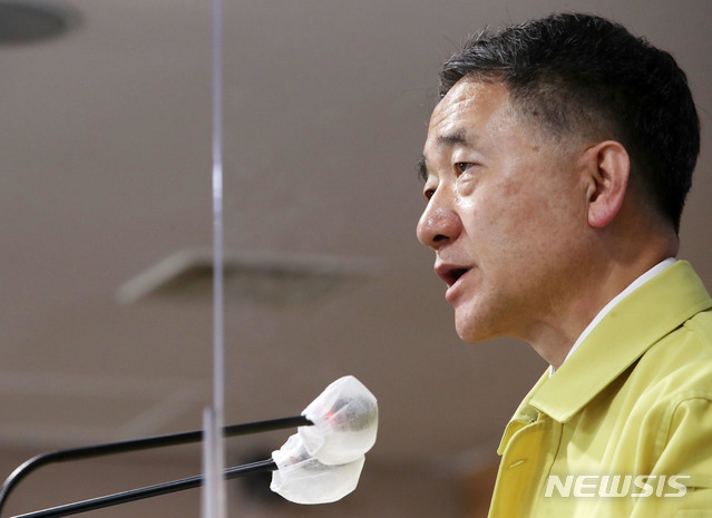 [서울=뉴시스] 박주성 기자 = 박능후 중앙재난안전대책본부 1차장(보건복지부 장관)이 22일 오후 서울 정부서울청사 브리핑룸에서 코로나19 대응 정례브리핑을 하고 있다. 2020.11.22. park7691@newsis.com